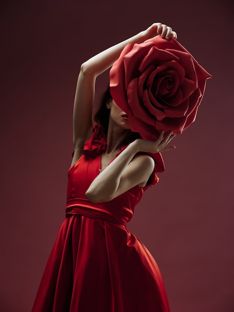 Bella Giovane Donna In Un Vestito Lussuoso Con Rose Petali Di Rosa Immagine Elegante Rossetto Rosso Foto Premium