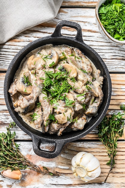 Filetto alla stroganoff con funghi in padella sul tavolo ...