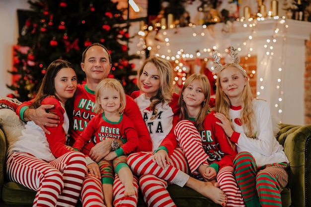 Grande Famiglia Di Sei Persone In Pigiama Natalizio Foto Premium