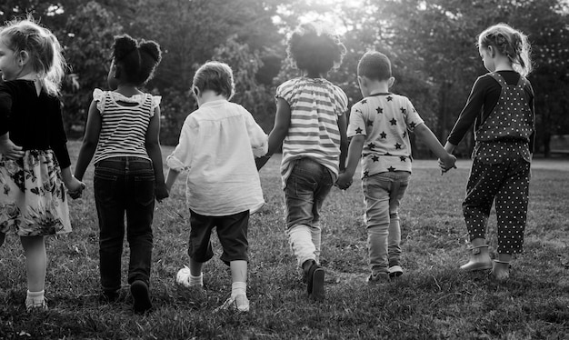 Immagine In Bianco E Nero Di Bambini Che Camminano Al Parco Foto Premium