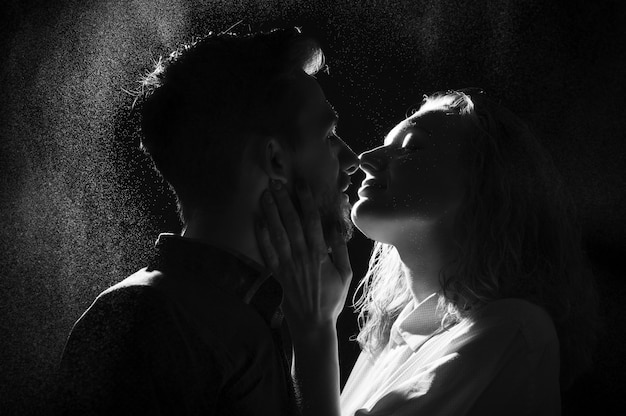 Sagoma in bianco e nero di una coppia che si bacia | Foto Premium