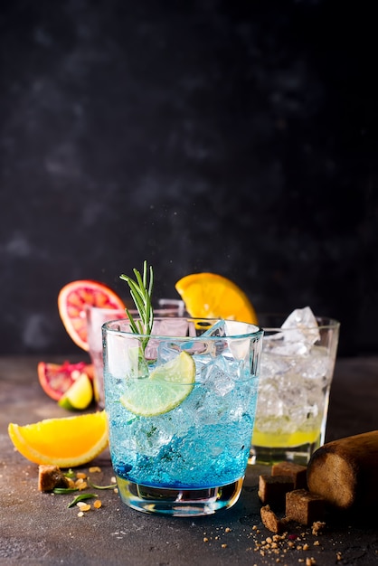 Blue Hawaiian Lagoon Cocktail Con Rum Di Malibu Blue Curacao Vodka Tequila Succo D Arancia E Menta Foto Premium