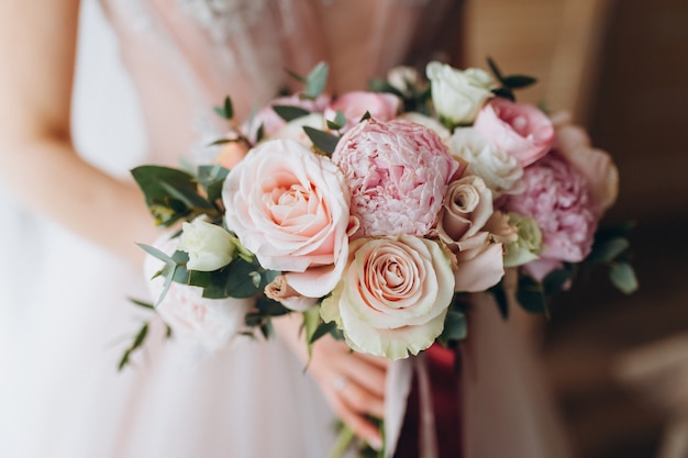 Spose Bouquet Da Sposa Con Peonie Fresia E Altri Fiori Nelle Mani Delle Donne Colore Primaverile Chiaro E Lilla Mattina In Camera Foto Premium