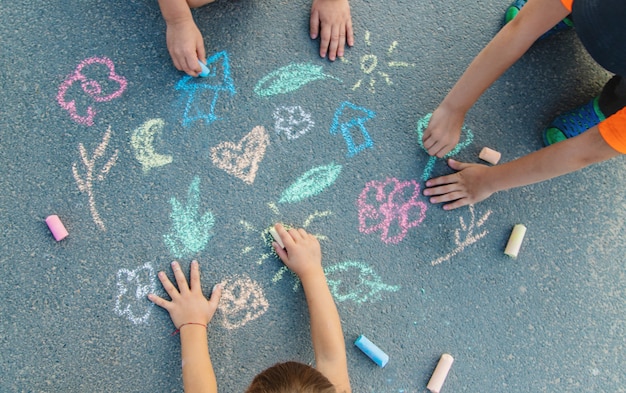 Disegni Per Bambini Sull Asfalto Con Gesso Foto Premium