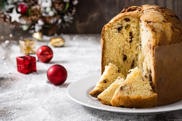 Panettone Per Dolci Natalizi E Decorazioni Natalizie Su Legno Foto Premium