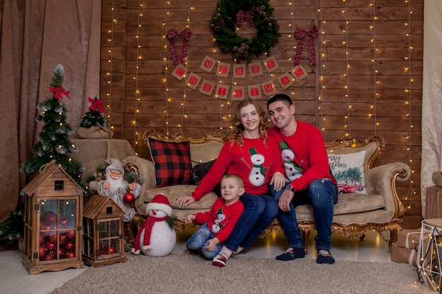 Ritratto Di Famiglia Di Natale Nelle Luci Interne Dell Albero Di Natale Felice Anno Nuovo Con I Bambini Il Concetto Di Vacanza Invernale In Famiglia Foto Premium