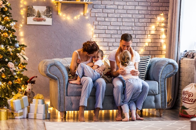 Famiglia Di Natale Con Due Bambini Nel Bellissimo Soggiorno Foto Premium