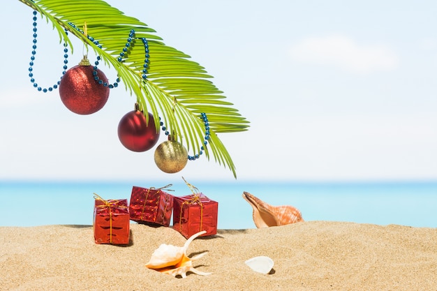Decorazioni Per L Albero Di Natale Sulla Spiaggia In Tropicale Concetto Di Vacanze Di Capodanno Nei Paesi Caldi Foto Premium