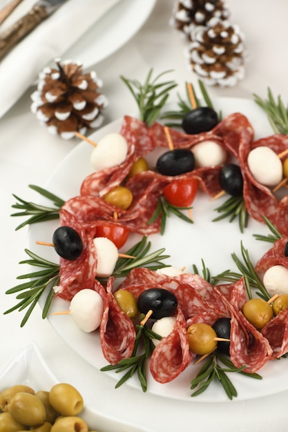 Ghirlanda Di Natale Antipasto Tartine Di Salame Con Olive Baby Mozzarella Foto Premium