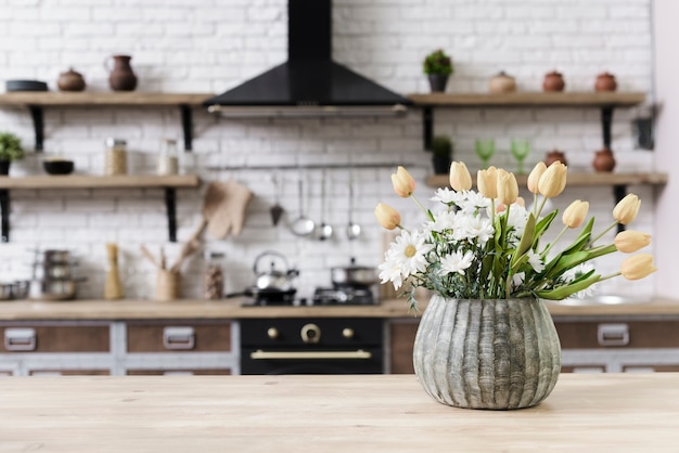 Decorazione Del Fiore Del Primo Piano Sul Ripiano Del Tavolo In Cucina Moderna Foto Premium