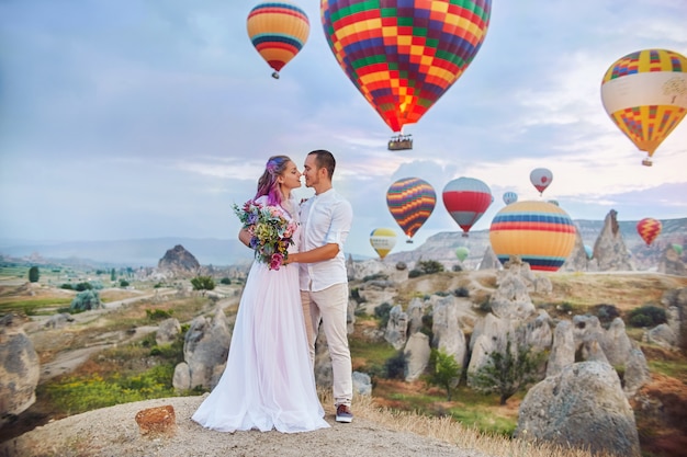 Coppia In Amore Si Erge Su Sfondo Di Palloncini In Cappadocia L Uomo E Una Donna