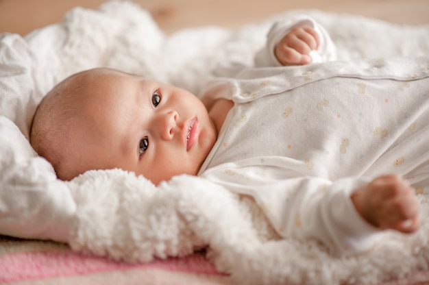 Neonato Sveglio In Una Camera Da Letto Di Luce Bianca Il Bambino Appena Nato E Carino In Biancheria Da Letto Per Bambini Nati Immagini Foto Premium