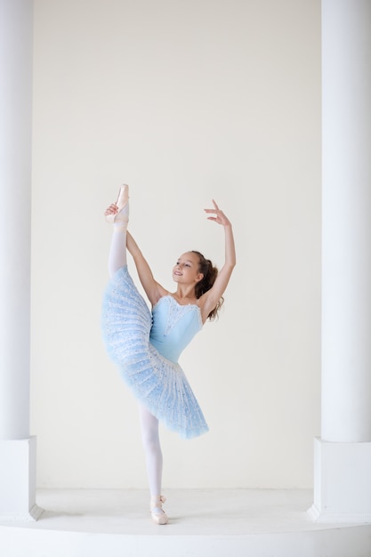 Una Ballerina Carina In Costume Da Balletto E In Punta Sta Ballando In Uno Studio Bianco