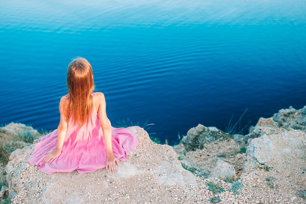 Ragazza Carina Sulla Montagna Dalle Meravigliose Rocce E Mare Al Tramonto Natura Meravigliosa Foto Premium