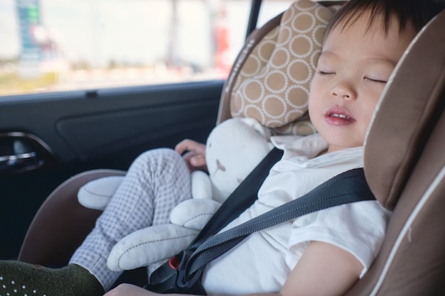 Carino Piccolo Asiatico 2 3 Anni Bambino Neonato Bambino Che Dorme Nel Seggiolino Auto Moderna Sicurezza In Viaggio Per Bambini Sulla Strada Foto Premium