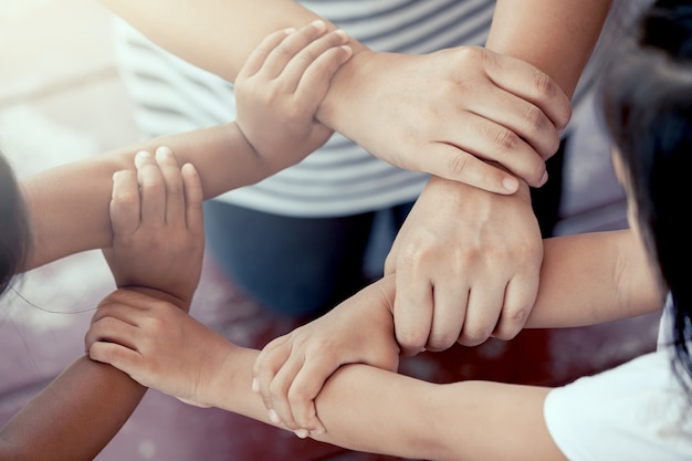 Ciclo della famiglia che si tengono per mano insieme nel tono di colore