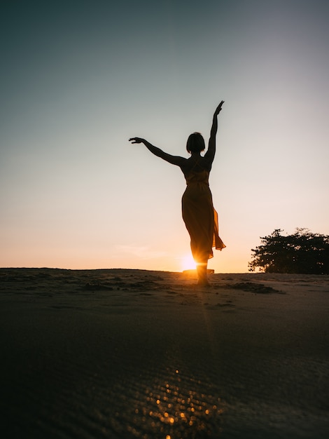 Ragazza Del Ballerino Sulla Spiaggia Nel Tramonto Foto Premium