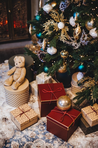 Albero Di Natale Decorato Con Le Palle E Molti Regali Sotto L Albero Di Abete Foto Premium