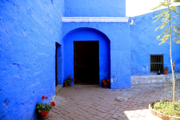 Porta di vecchia costruzione di pietra blu viva dentro il monastero di santa catalina, arequipa, perù | Foto Premium
