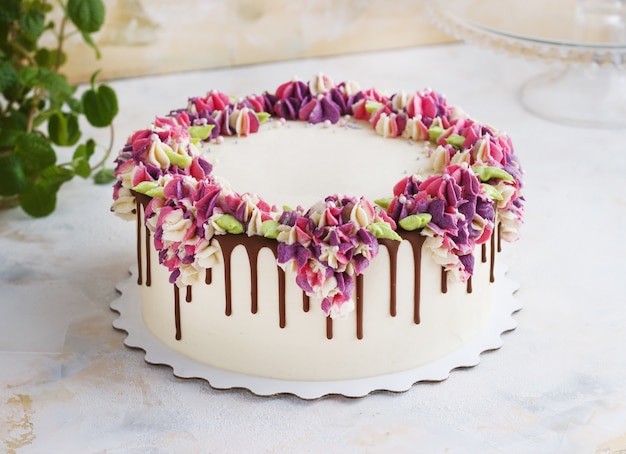 Torta Festiva Con Crema Di Fiori Di Ortensia Sulla Luce Foto Premium