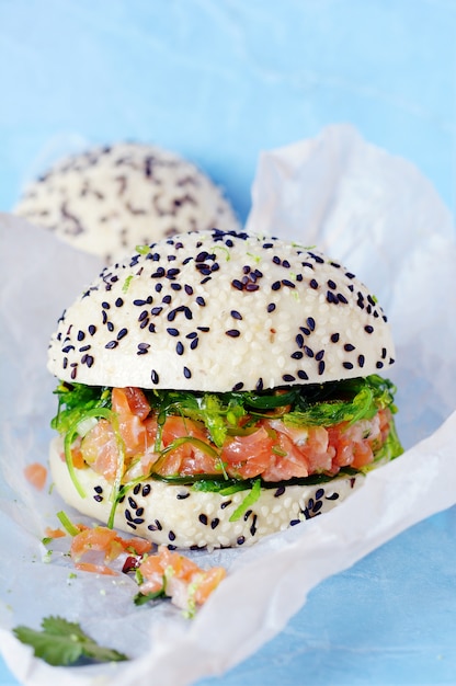 Hamburger Di Pesce Con Tartare Di Salmone E Wakame Hiashi Su Panino Al Vapore Foto Premium