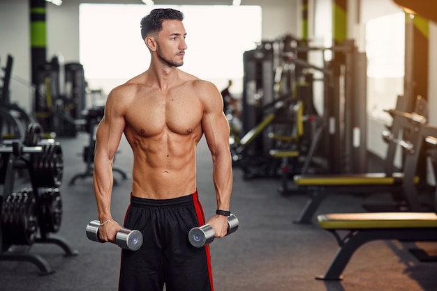 Uomo Di Forma Fisica Con Il Torso Nudo Lavorando Con Manubri Durante L Allenamento Di Mani E