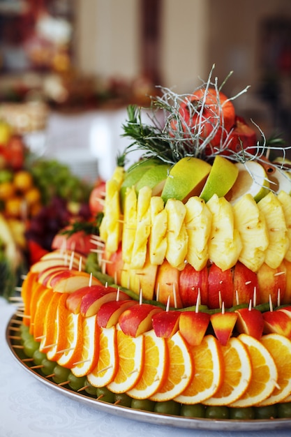 Composizione Di Frutta Con Mele Ananas Uva Foto Premium