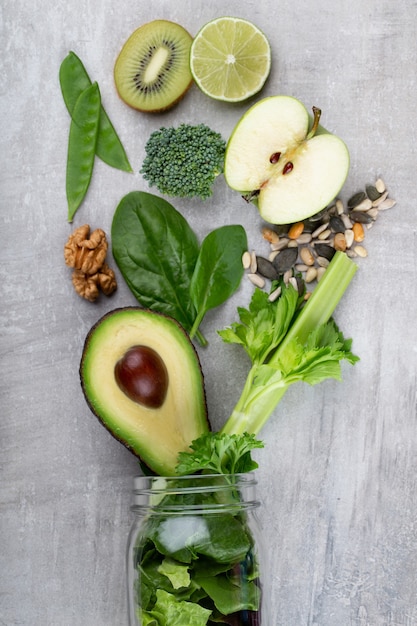 Foto Premium Tazze Di Vaso Di Vetro Con Foglie Di Lattuga Di Verdure Di Salute Verde Lime Mela Kiwi Avocado Concetto Di Cibo