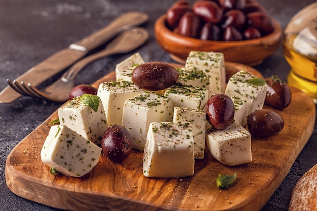 Feta di formaggio greco con origano e olive | Foto Premium