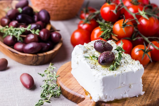 Feta di formaggio greco con timo e olive | Foto Premium