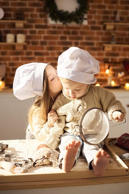 I Bambini Divertenti Della Famiglia Felice Stanno Preparando La Pasta Giocando Con La Farina Nella Cucina Foto Premium