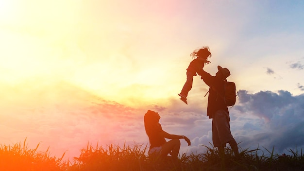 La Felice Famiglia Di Tre Persone Madre Padre E Figlio Di Fronte A Un Cielo Al Tramonto Foto Premium