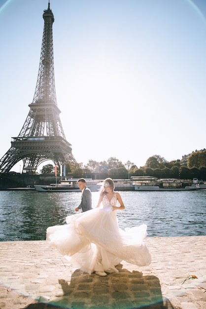 Coppia Sposata Romantica Felice Che Abbraccia Vicino Alla Torre Eiffel A Parigi Foto Premium