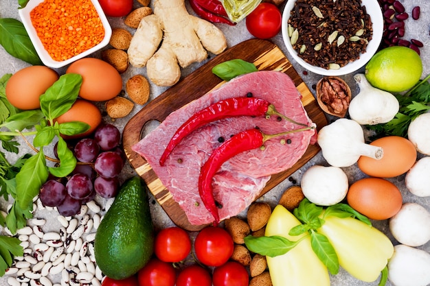 Concetto di alimentazione sana. sfondo di cibo equilibrato dieta sana. verdure biologiche fresche, frutta, fagioli, carne, pesce, latticini. vista dall'alto. ingredienti da cucina. cibo organico. mangiare chiaro. salutare | Foto Premium