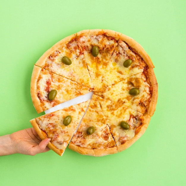 Vista dell'angolo alto della fetta femminile della pizza ...