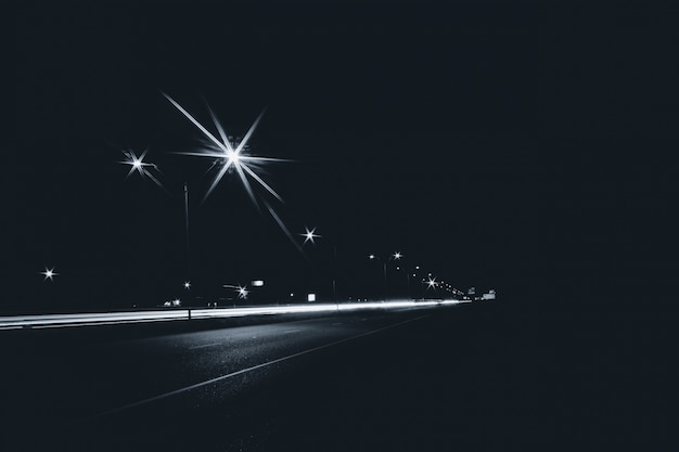 Autostrada Nella Citta Di Notte Con I Lampioni Stradali E Le Esposizioni Di Luce Lunghe Di Esposizione Dalla Priorita Bassa Delle Automobili Foto Premium