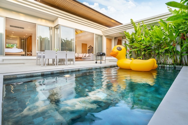 Design Esterno Casa Con Villa Tropicale Con Piscina E Giardino Verde Foto Premium