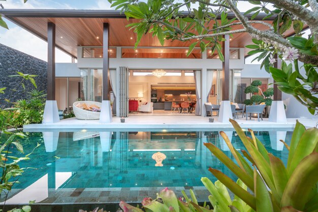 Casa O Casa Edificio Esterno E Interior Design Che Mostra Villa Con Piscina Tropicale Con Giardino Verde Foto Premium