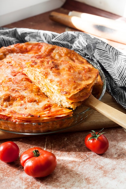 Lasagne Al Forno Fatte In Casa In Teglia Di Vetro Rotonda Su Tavola Di Legno Foto Premium