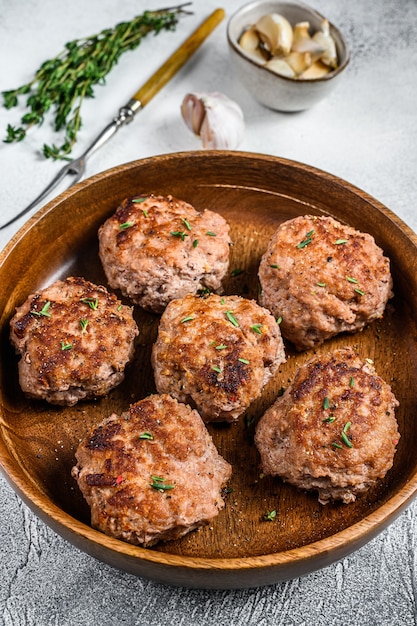 Cotolette Fritte Fatte In Casa Di Carne Di Manzo E Maiale Foto Premium