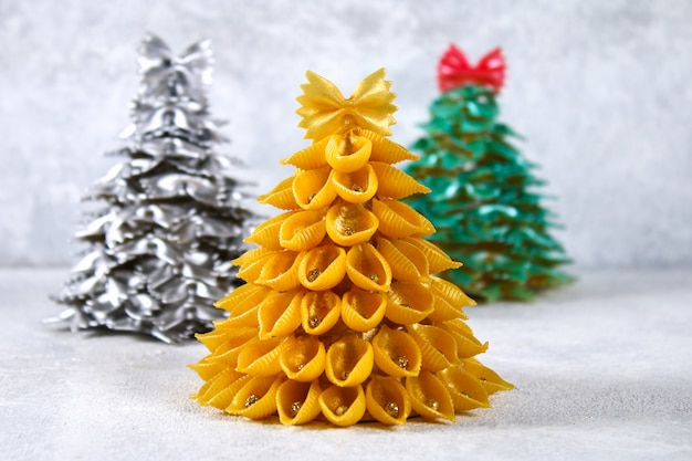 Come Fare Un Albero Di Natale Da Conchiglie Di Pasta Cruda Foto Premium