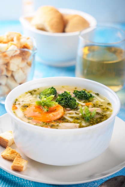 Zuppa Di Verdure Italiana Con Carote E Broccoli In Brodo Di Pollo Foto Premium