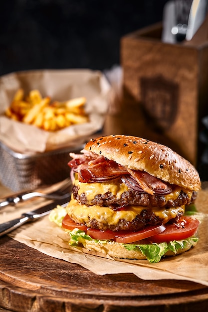 Succoso Hamburger Americano Hamburger O Cheeseburger Con Due Polpette Di Manzo Con Salsa E Crogiolarsi Su Uno Spazio Nero Foto Premium