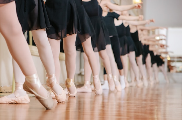 Piccole Ballerine Facendo Esercizi Di Danza Classica Foto Premium