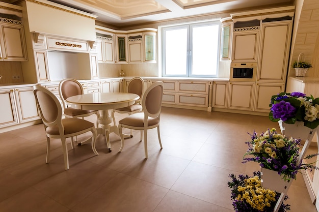 Interni Di Lusso Arredati Moderni Cucina In Casa Di Lusso Con Mobili Beige Foto Premium