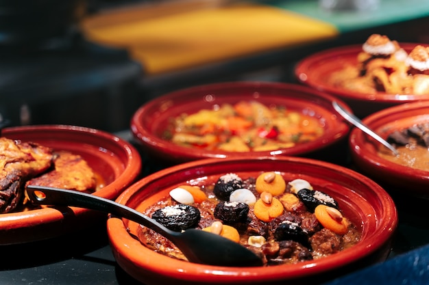 Il Tajine Di Carne E Un Piatto Marocchino In Salsa Con Frutta Secca Come Prugne Albicocche E Condimenti Con Mandorle Foto Premium