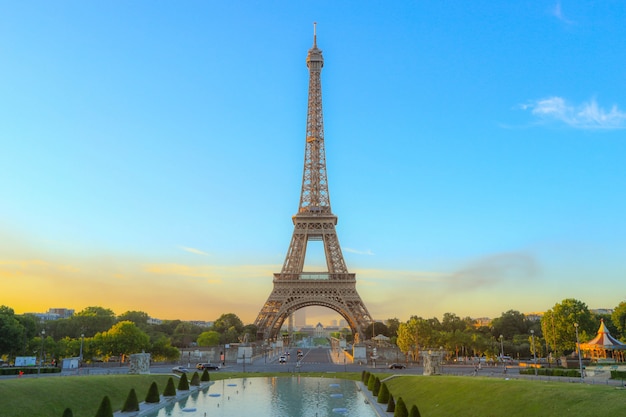 Luce Del Mattino Sull Icona Della Torre Eiffel A Parigi Francia Foto Premium