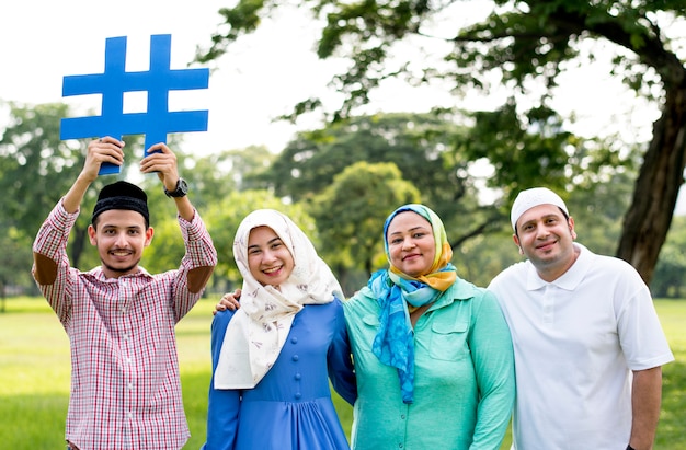 Famiglia Musulmana Che Sostiene Un Hashtag Foto Premium