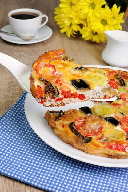 Frittata di melanzane, porri, pomodori e pepe con ...