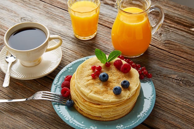 LA  CASITA DE ROSII - Página 22 Pancakes-breakfast-syrup-coffe-orange-juice_79295-5941